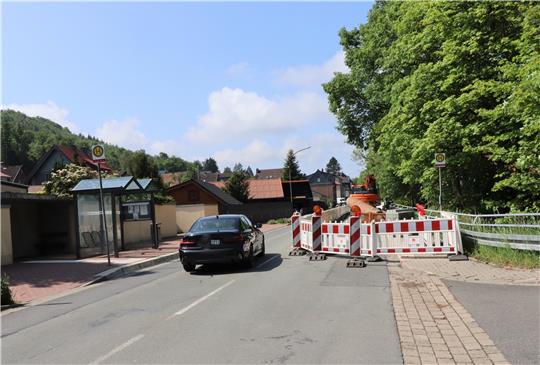 Die Kreisstraße 35 (Im Tölletal) ist seit rund zwei Wochen wieder passierbar. Wegen Materialmangels kann die Stützmauer nicht weiter saniert werden. Foto: Neddermeier