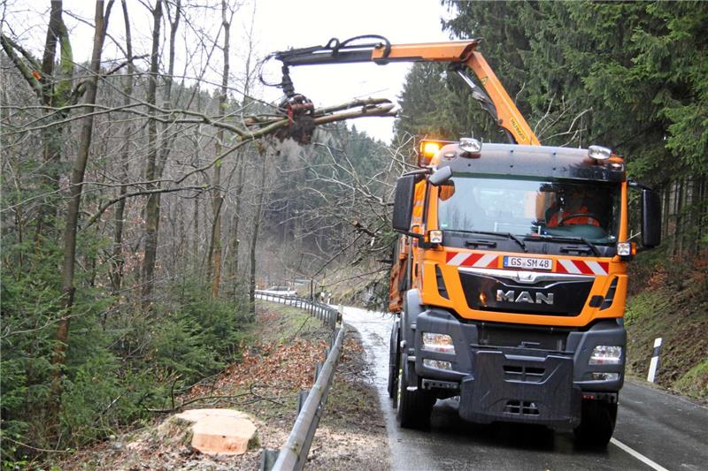 Die Kreisstraße 35 gehört zum neuen Zuständigkeitsbereich der Seesener Straßenmeisterei. Mitarbeiter pflegen seit Mitte Dezember den Baumbestand entlang der Straße.  Foto: Ciszewski