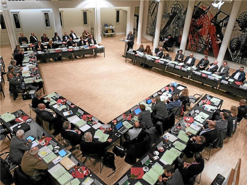 Die Kreistagsabgeordneten haben sich das Sitzungsgeld erhöht, um fünf Euro auf 40 Euro. Das Foto zeigt das Gremium während einer Sitzung aus den vergangenen Jahren.  Archivfoto: Strache