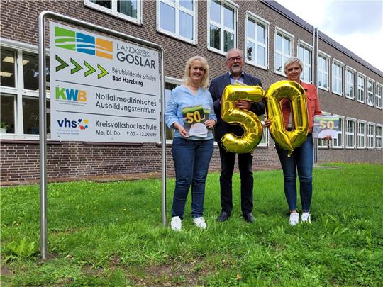 Die Kreisvolkshochschule Goslar wird in diesem Jahr 50, was am 8. September gefeiert werden soll. Wencke Ahäuser (v.li.), Hans-Peter Dreß und Isabell Mazzotti haben bei der Vorstellung des neuen Programms entsprechend dekortiert. Foto: Exner