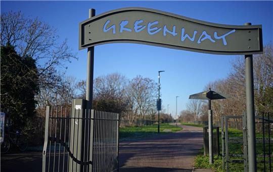 Die Kreuzung von Greenway und High Street South in Newham, Ostlondon, wo ein neugeborenes Baby ausgesetzt worden war.