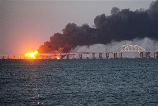 Die Krim-Brücke wurde bei einer Explosion schwer beschädigt.