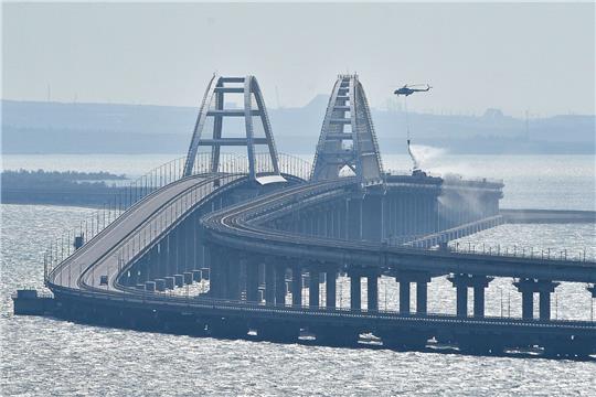 Die Krimbrücke wurde während des Ukraine-Krieges immer wieder ein Ziel von Angriffen, wie hier im Oktober 2022.