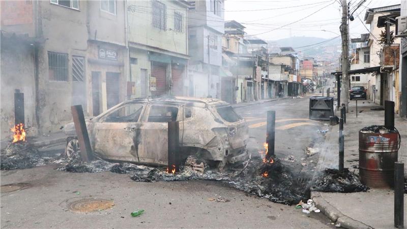 Schlag gegen Drogenbande: 64 Tote bei Polizeieinsatz in Rio Die Kriminellen steckten Barrikaden in Brand.