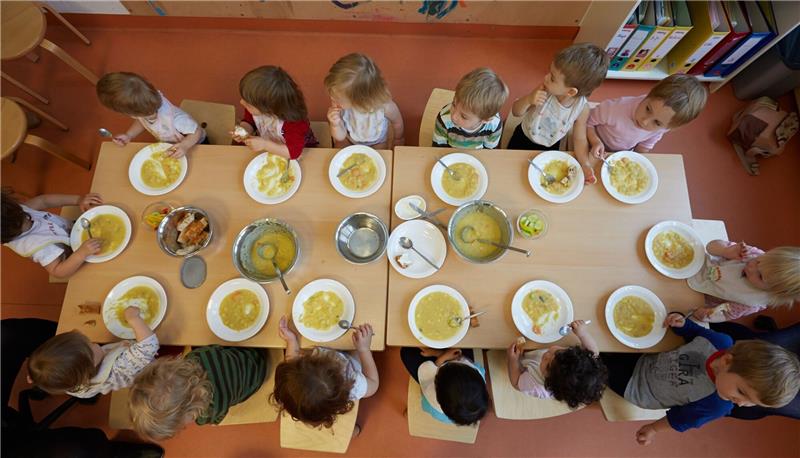 Zu viel Fleisch und zu wenig Gemüse in Kitas Die Krippen-Kinder einer Kita essen Kartoffelsuppe zu Mittag.