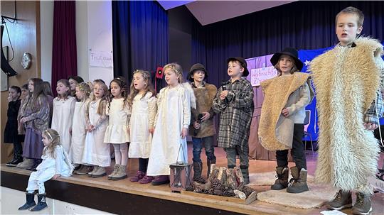 Die Krippenspielkinder erzählen die Geschichte von Maria, Josef und dem Christuskind.