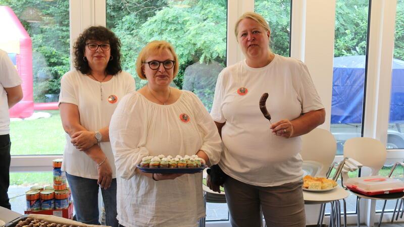Leukämie: 350 Spender wollen Julian (13) aus Langelsheim helfen Die Kuchen-Crew: Ines Bieda (von links), Monika Brötling und KarenGrutza.