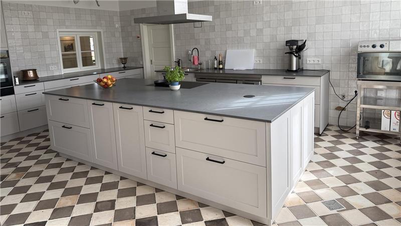 Das Foto zeigt eine große Küche.