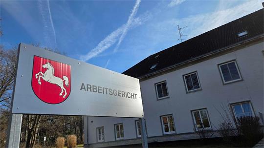 Die Kündigung zweier VW-Manager beschäftigt weiterhin die Justiz in Niedersachsen. (Archivbild)