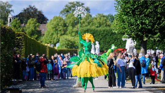 Die Künstlergruppe Art Tremondo läuft durch den Großen Garten. Mit einem großen Sommerfest wird der 350. Geburtstag des Großen Gartens der Herrenhäuser Gärten gefeiert.