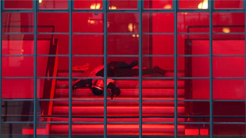 Die Künstlerin Joana Tischkau performt beim Festakt zum 100. Bauhaus-Jubiläum in Dessau