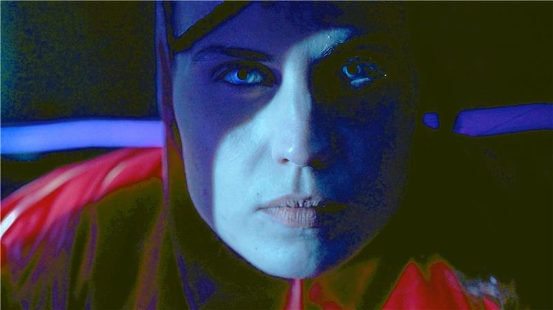 Junge Kunst: Ganz schön nah dran an Sex und Gender Die Künstlerin Josephin Hanke erzählt in ihrer Filmreihe „Leaders*“ eine Geschichte von Freiheit und Erotik in einer dystopischen Welt. Die erste Episode „Fermented Prospects“ wird im Mönchehaus gezeigt. Filmstill: Fermented Prospects, Josephin Hanke