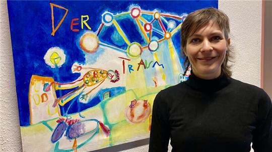 Die Künstlerin Maia Perron zeigt ihre bunte Bilderwelt bis zum 17. Januar in der Rathaus-Galerie.