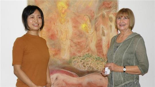 Die Künstlerin Ruri Watanabe (links) mit derKunsthistorikerin Dr. Elfi Krajewski.