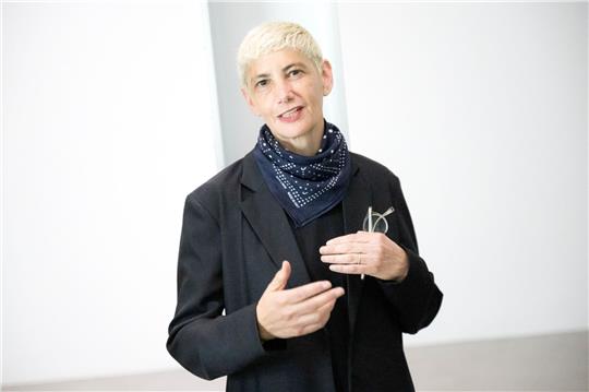 Die Künstlerin Yael Bartanas steht in den Räumen ihrer Ausstellung "Yael Bartana. Utopia Now!".