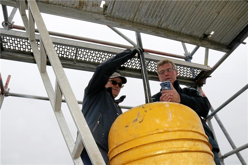 Immenröder Kirchturm: Handwerker holen Dachkugel runter Die Kugel vom Kirchendach wurde vor einem Jahr abtransportiert. Am Freitag erhält der Turm eine neue Krone. Archivfoto: Hartmann