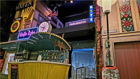 Ein buntes Haus mit einer Theke davor ist zu sehen.