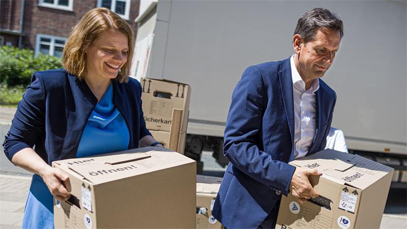 Die Kultusministerin und der Ministerpräsident packten bei der Verteilung der Tablets an der IGS Südstadt selbst mit an.