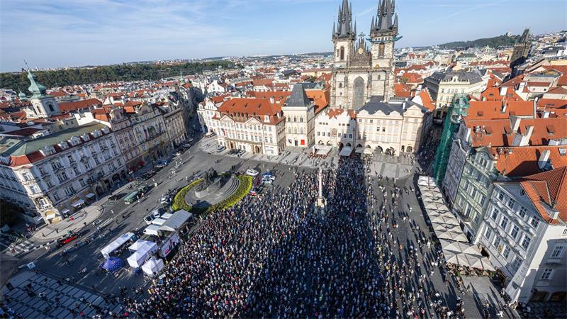 Tausende demonstrieren in Prag gegen Regierung Die Kundgebung fand knapp zwei Wochen vor Teilsenats- und Kommunalwahlen statt.
