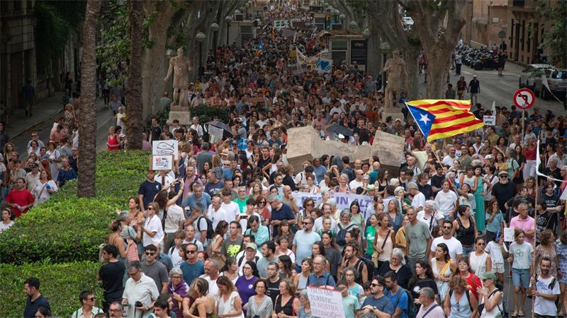 Rekord-Demo - Mallorca protestiert gegen „Tourismus-Tsunami“ Die Kundgebung fand unter dem Motto „Mallorca am Limit!“ statt.