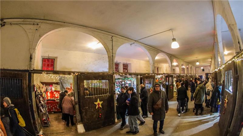Bad Harzburg: So gewaltig ist der diesjährige Adventsmarkt im Gestüt Die Stallungen wurden für die Zeit zu Verkaufsecken für die Stände umfunktioniert.
