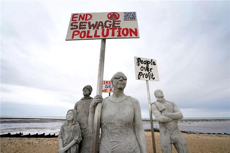Die Kunstinstallation "Sirens of Sewage" am Strand von Whitstable.