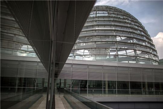Die Kuppel auf dem ehemaligen Reichstagsgebäude, dem Sitz des Deutschen Bundestags.