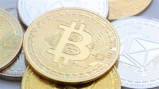 Die Kurse von Kryptowerten wie Bitcoin und Ethereum schwanken stark, Kritiker warnen vor Spekulationsblasen. Doch das Interesse ist groß. (Symbolbild)