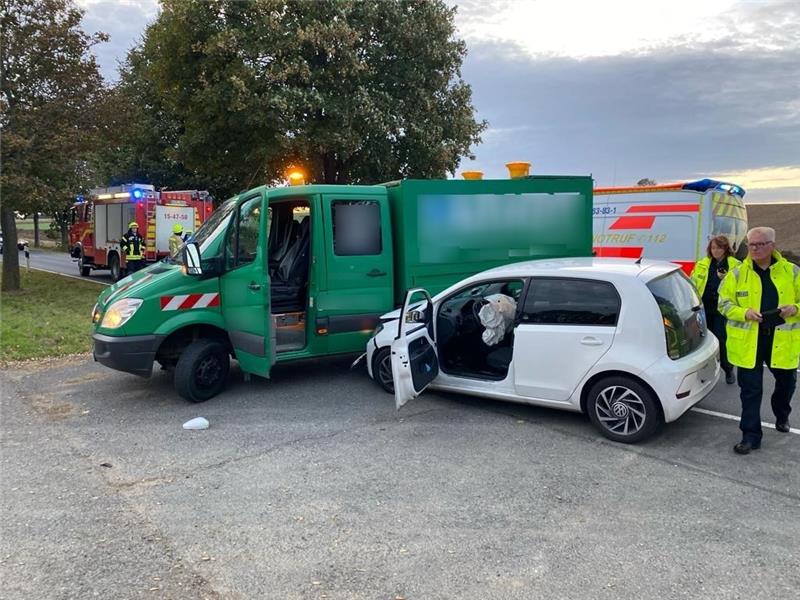 Crash mit Transporter auf L 500: Mann (26) bei Unfall verletzt Die L500 musste nach dem Unfall für eine Stunde gesperrt werden. Foto: Freiwillige Feuerwehr Liebenburg