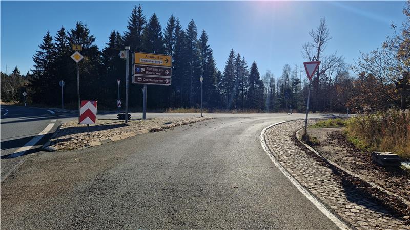 Wegen Dreharbeiten: Straßensperrung zwischen Altenau und Torfhaus Die L504 zwischen Torfhaus und Altenau ist von Montagmorgen bis zum späten Mittwochabend für den Verkehr gesperrt. Grund sind Dreharbeiten.