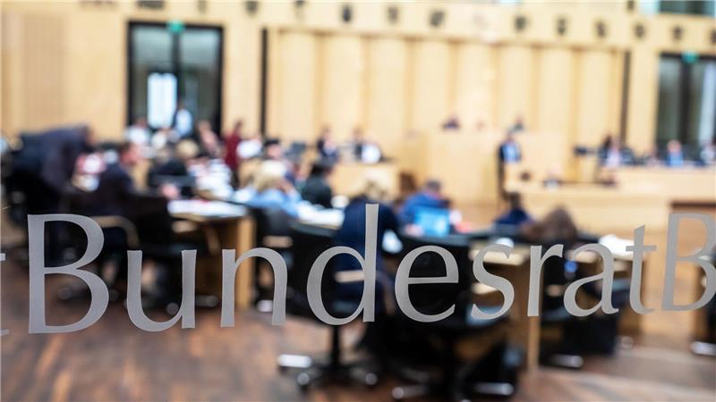 Die Länder fordern in mehreren Initiativen neue Regeln etwa zum Jugendschutz.