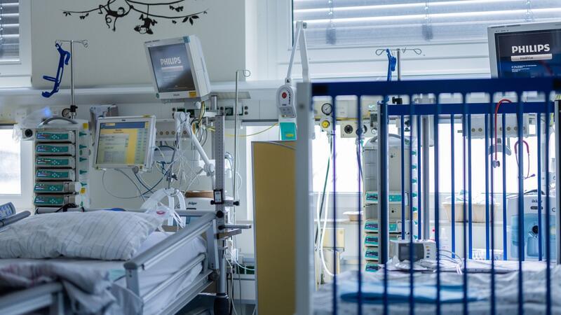 „Durchgängig am Limit“ - Kindermediziner schlagen Alarm Die Lage an vielen Kinderkliniken ist Experten zufolge kritisch: Ärztemangel, Fachkräftemangel, Geldmangel und der Abbau von Betten setzen die Einrichtungen zunehmend unter Druck.