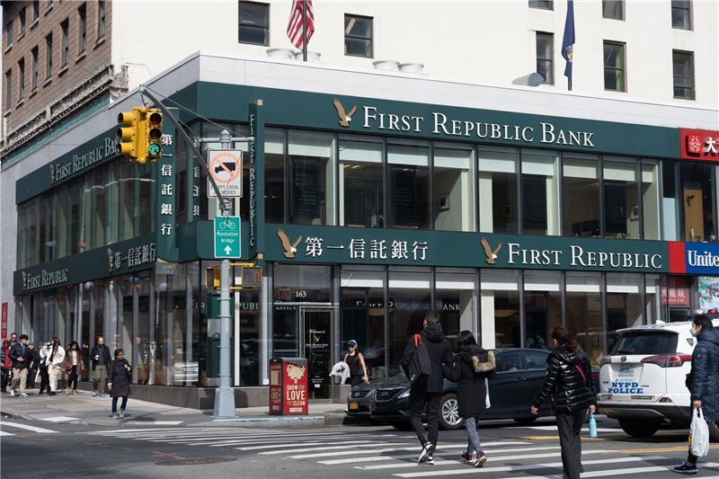 US-Regierung signalisiert weitere Bankenhilfen Die Lage bei der strauchelnden US-Regionalbank First Republic bleibt trotz einer konzertierten Hilfsaktion der größten Geldhäuser der Vereinigten Staaten prekär.