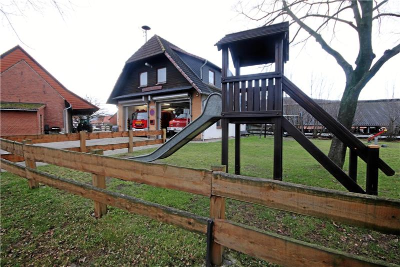 Die Lage des Hahäuser Feuerwehrgerätehauses in der Ortsmitte: Es befindet sich zwischen landwirtschaftlichen Anlagen und dem Spielplatz.