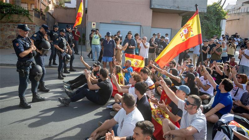 Die Lage in Spaniens Nordafrika-Exklave Ceuta ist zunehmend angespannt. Einheimische fordern die gewaltsame Rückführung von Migranten nach Marokko. 