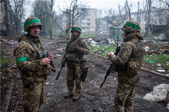 Die Lage um die seit Monaten schwer umkämpfte ostukrainische Stadt Bachmut spitzt sich weiter zu. Hier zu sehen: ukrainische Soldaten.