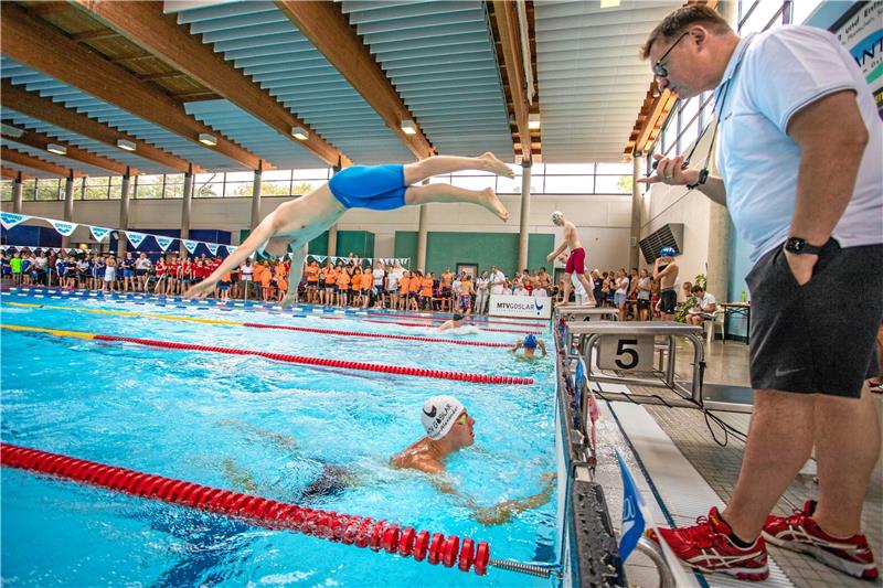 Die Lagenstaffel des MTV Goslar, hier der Wechsel von Leon Müller (Sprung) auf Justin Kutsch, belegt im heimischen Aquantic Rang sieben. Foto: Schenk