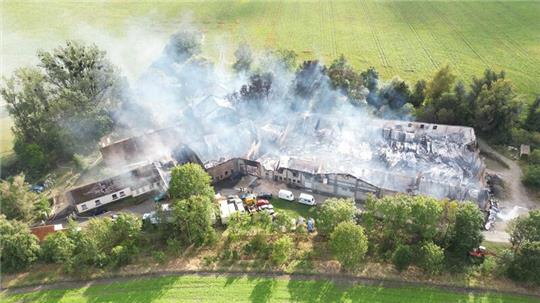Die Lagerhalle ist komplett abgebrannt.