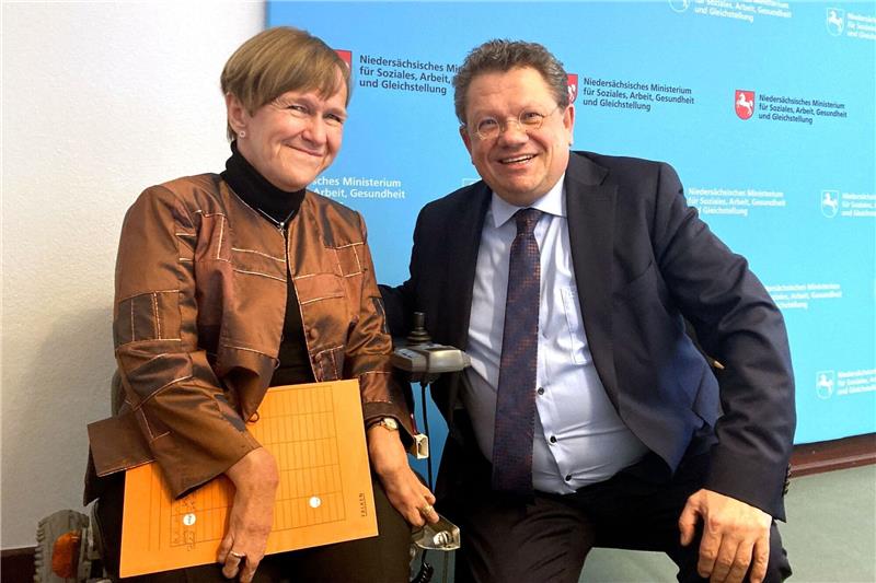 Neue Landesbeauftragte für Menschen mit Behinderungen Die Landesbeauftragte für Menschen mit Behinderung, Annetraud Grote (l), und Andreas Philippi (SPD)sitzen bei einer Pressekonferenz.