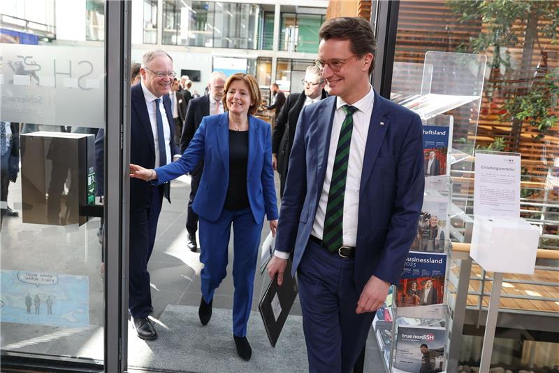 Länder wollen leichtere Abschiebungen und mehr Geld vom Bund Die Landeschefinnen und -chefs konferieren in Berlin: Hier (v.l.) Stephan Weil (Niedersachsen), Malu Dreyer (Rheinland-Pfalz) und Hendrik Wüst (Nordrhein-Westfalen).