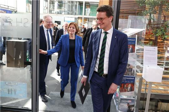 Die Landeschefinnen und -chefs konferieren in Berlin: Hier (v.l.) Stephan Weil (Niedersachsen), Malu Dreyer (Rheinland-Pfalz) und Hendrik Wüst (Nordrhein-Westfalen).