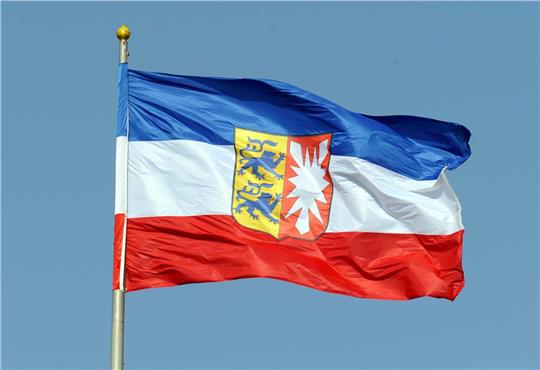 Die Landesfahne von Schleswig-Holstein: Das Land möchte die Ukraine unterstützen.