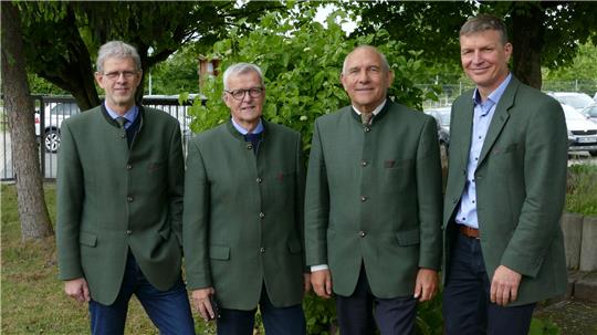 Die Landesforsten-Präsidenten Klaus Merker und Klaus Jänich verabschieden Seesens Forstamtsleiter Henning Geske im Beisein seines Nachfolgers Michael Thätner (v.r.).