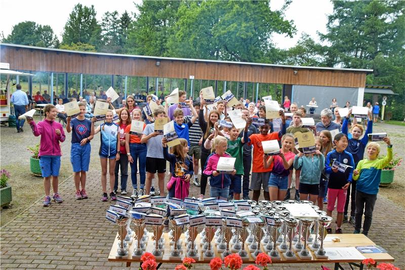 Die Landesmeisterinnen und - meister im Skiroller zeigen ihre verdienten Urkunden. Der Ski-Club Buntenbock ist stolz auf seine große Jugendgruppe, die allein 2021 gleich 33 neue Mitglieder bekam. Mit dem Engelhard-Kopitzki-Gedächtnispreis werden die beiden erfolgreichen Nachwuchssportler Leopold Röthele und Silvana Ropeter (kleines Foto) ausgezeichnet. Fotos: Neumann