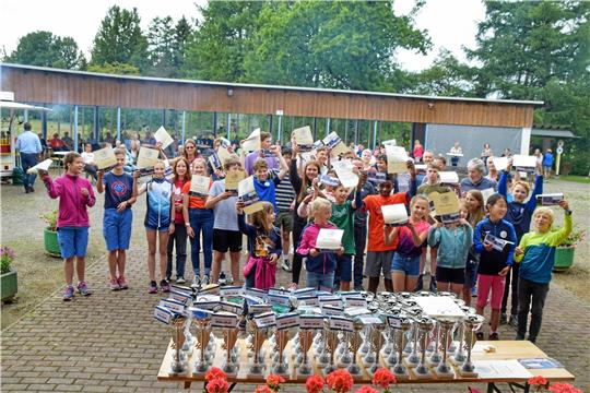 Die Landesmeisterinnen und - meister im Skiroller zeigen ihre verdienten Urkunden. Der Ski-Club Buntenbock ist stolz auf seine große Jugendgruppe, die allein 2021 gleich 33 neue Mitglieder bekam. Mit dem Engelhard-Kopitzki-Gedächtnispreis werden die beiden erfolgreichen Nachwuchssportler Leopold Röthele und Silvana Ropeter (kleines Foto) ausgezeichnet. Fotos: Neumann