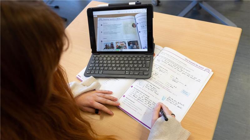 Schulen sollen über Tablets im Unterricht selbst entscheiden Die Landesregierung will bis 2031 rund 800 Millionen Euro für Schul-Tablets ausgeben. (Archivbild)