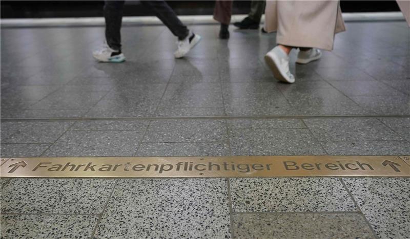Mehrheit: Schwarzfahren sollte keine Straftat mehr sein Die Landesregierungen von Berlin und Bremen hatten bei der Justizministerkonferenz im vergangenen Juni einen Antrag zur Entkriminalisierung des Fahrens ohne Fahrschein eingereicht.