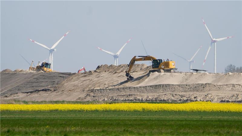 Die Landesschutzdeiche in Schleswig-Holstein werden zu sogenannten Klimadeichen ausgebaut. (Archivbild)
