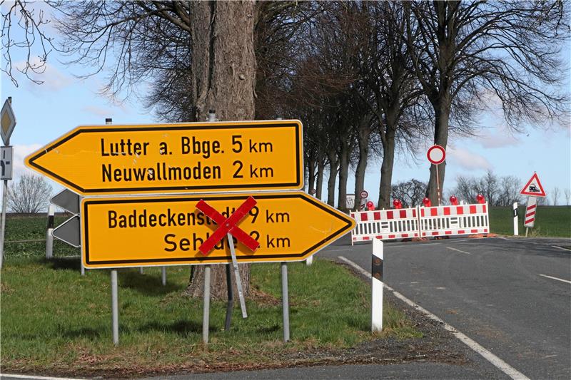 Die Landesstraße 496 ist für Restarbeiten entlang der Fahrbahn wieder voll gesperrt – ohne Vorankündigung.  Foto: Gereke