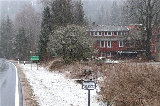 Die Landesstraße 515 schlängelt sich durch das Tal vorbei an der Einzelsiedlung Hüttschenthal. Hier ist in den Wintermonaten wenig los – die Wanderrouten in Richtung Wildemann oder Clausthal-Zellerfeld sind kaum frequentiert. Foto: Neddermeier